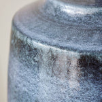 Afbeelding laden in galerijweergave, Ceruna linnen lampenkap keramische tafellamp – metalen frame en keramische voet voor verlichting thuis en op kantoor