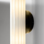 Afbeelding laden in galerijweergave, Trenia stalen wandlamp met melkglas kap - verticaal geribbeld ontwerp