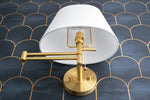 Bild in die Galerieansicht laden, Ornato Luxe Messing Schulhaus Wandleuchte - Art Deco Wandleuchte mit weißem Schirm