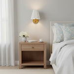 Afbeelding laden in galerijweergave, Ruffmeto Stoffen Wandkandelaar – Met geplooide details op een Sculpturaal Metalen Frame voor Studiekamer of Gang