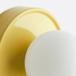 Załaduj obraz do przeglądarki galerii, Solna Okrągły Szklany Kinkiet z Ceramiczną Podstawą — Minimalistyczne Oświetlenie do Sypialni lub Przedpokoju