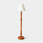 Afbeelding laden in galerijweergave, Vintage vloerlamp van massief hout met optioneel bijzettafeltje
