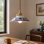 Afbeelding laden in galerijweergave, Blauwwitte keramische hanglamp met messingkleurige details