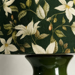 Load image into Gallery viewer, Detailweergave van vintage groene tafellamp met bloemenmotief