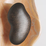 Bild in die Galerieansicht laden, Oyster Hammerschlag Onyx Wandleuchte