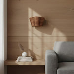 Afbeelding laden in galerijweergave, Wickara Geweven Wandkandelaar – Wandlamp met Geschulpte Mandenkap voor Slaapkamer