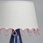 Afbeelding laden in galerijweergave, Close view of fabric shade and looped trim