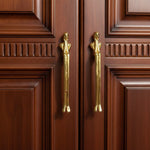 Załaduj obraz do przeglądarki galerii, Złote Mosiężne Uchwyty do Szafek Thinker – Metalowe Uchwyty do Szuflad i Gałki do Toaletki