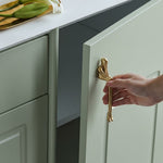 Załaduj obraz do przeglądarki galerii, Złote Mosiężne Uchwyty do Szafek Thinker – Metalowe Uchwyty do Szuflad i Gałki do Toaletki