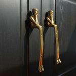 Załaduj obraz do przeglądarki galerii, Złote Mosiężne Uchwyty do Szafek Thinker – Metalowe Uchwyty do Szuflad i Gałki do Toaletki