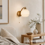 Bild in die Galerieansicht laden, Curvona Skulpturale Milchglas-Wandleuchte – Bauhaus Messingarm-Lampe für Schlafzimmer und Flur