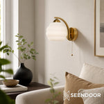 Bild in die Galerieansicht laden, Curvona Skulpturale Milchglas-Wandleuchte – Bauhaus Messingarm-Lampe für Schlafzimmer und Flur