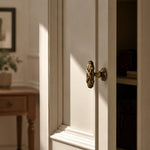 Afbeelding laden in galerijweergave, Antique Brass Leaf Cabinet Knob