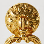 Afbeelding laden in galerijweergave, Close detail of the floral brass backplate