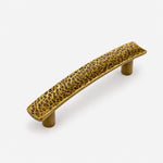 Afbeelding laden in galerijweergave, 96 millimeter hammered brass cabinet pull