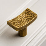 Afbeelding laden in galerijweergave, Hammered brass cabinet knob with curved profile