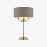 Afbeelding laden in galerijweergave, Tela 1‑licht en 3‑licht tafellamp – modern linnen en metaal voor nachtkastje of woonkamer