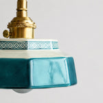 Afbeelding laden in galerijweergave, ceramic shade edge and brass hardware detail