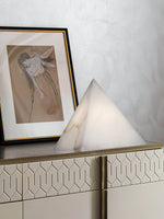 Bild in die Galerieansicht laden, Alabaster Pyramiden-Tischlampe