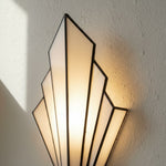 Afbeelding laden in galerijweergave, Kelsar Wandlamp met met de hand geslepen glas en elegant art deco ontwerp voor binnenaccentverlichting