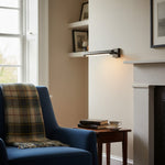 Cargar imagen en el visor de la galería, Luz para cuadros Zorv Sleek – Lámpara de pared con marco metálico acanalado para exhibición de arte o fotos