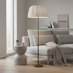 Załaduj obraz do przeglądarki galerii, Vellaro mosiężna lampa podłogowa z abażurem z tkaniny – nowoczesne oświetlenie stojące do salonu lub sypialni