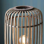 Afbeelding laden in galerijweergave, Yumeko Natuurlijke Geweven Vloerlamp – Moderne Scandi Bamboe Lampenkap Staande Lamp voor Slaapkamers of Woonkamers