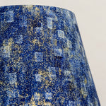 Bild in die Galerieansicht laden, Vergoldete Keramik-Tischlampe mit blauem Stoffschirm
