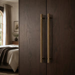 Afbeelding laden in galerijweergave, Antique brass cabinet pull hardware detail