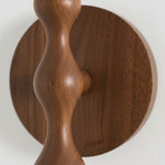 Cargar imagen en el visor de la galería, Lámpara de pared Savara moderna con base curva – Pantalla de tela suave y difusa para pasillos y salas de estar