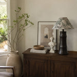 Afbeelding laden in galerijweergave, Dark ceramic table lamp styled on a wooden console