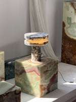 Bild in die Galerieansicht laden, Säulen-Marmor-Tischlampe