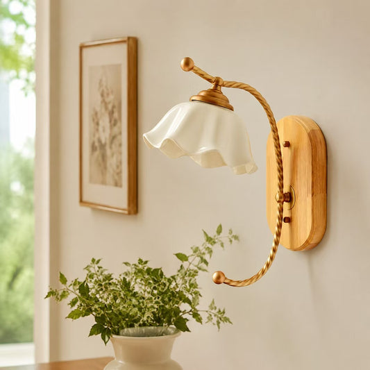 Vintage-Wandleuchte mit floralem Keramikschirm und Holz