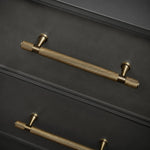 Afbeelding laden in galerijweergave, Knurled brass furniture handle closeup