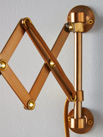 Afbeelding laden in galerijweergave, Furium gegolfde accordeon stekker-wandlamp - messing muurlamp elegantie