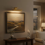 Cargar imagen en el visor de la galería, Aplique de luz para cuadros Aurix con diseño de brazo curvado - Iluminación de pared elegante para arte y espacios habitables