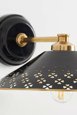 Afbeelding laden in galerijweergave, Auriglow moderne wandlamp – messing geperforeerde lamp voor slaapkamer of gang