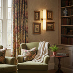 Afbeelding laden in galerijweergave, Trenia stalen wandlamp met melkglas kap - verticaal geribbeld ontwerp