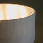 Afbeelding laden in galerijweergave, Tela 1‑licht en 3‑licht tafellamp – modern linnen en metaal voor nachtkastje of woonkamer