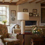 Afbeelding laden in galerijweergave, Ceruna minimalistische keramische tafellamp - keramische voet met een linnen lampenkap