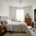 Afbeelding laden in galerijweergave, Glissora Reflecterende Glazen Semi-Opbouw Plafondlamp – Sculpturaal Ontwerp, Veelzijdige Afwerking voor Gangen & Eetkamer