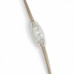 Carica immagine nel visualizzatore della Galleria, Lampada da tavolo elegante in ottone Vellaro con paralume in tessuto – Luce da comodino per camera da letto contemporanea