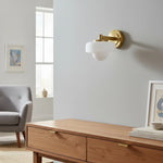 Afbeelding laden in galerijweergave, Zirvos Retro Globe Glazen Wandlamp – Elegante Wandlamp met Messinggeïnspireerde Kap voor Gang