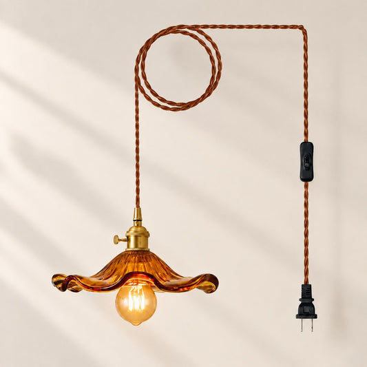 Bloemvormige hanglamp van geribbeld glas met decoratief snoer