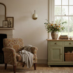 Cargar imagen en el visor de la Galería, Curva Aplique de Pared Industrial de Metal - Brazo Curvo de Latón - Lámpara con Cúpula Martillada