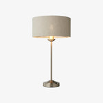 Afbeelding laden in galerijweergave, Tela 1‑licht en 3‑licht tafellamp – modern linnen en metaal voor nachtkastje of woonkamer