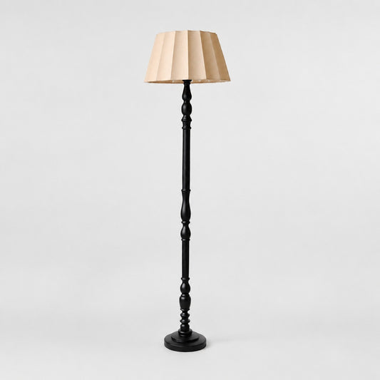 Vintage-Stehlampe mit Stoffschirm und gedrechseltem Holzsockel