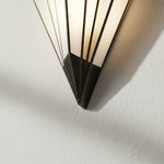 Afbeelding laden in galerijweergave, Kelsar Wandlamp met met de hand geslepen glas en elegant art deco ontwerp voor binnenaccentverlichting