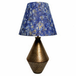 Bild in die Galerieansicht laden, Vergoldete Keramik-Tischlampe mit blauem Stoffschirm