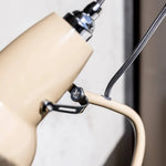 Afbeelding laden in galerijweergave, Modryx Mini Tafellamp – Piramide Basis Klassiek Erfgoed Ontwerp voor Thuis